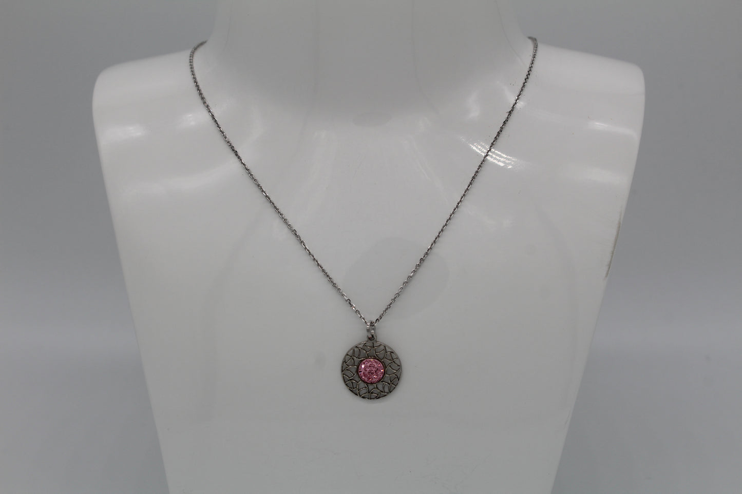 Halsband cirkel med mönster och sten (rosa)