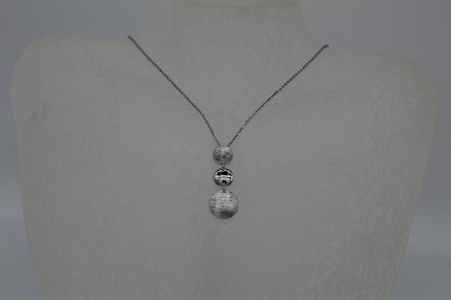 Halsband med tre cirklar