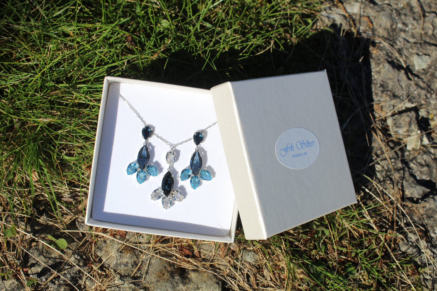 Set with blue colored stones