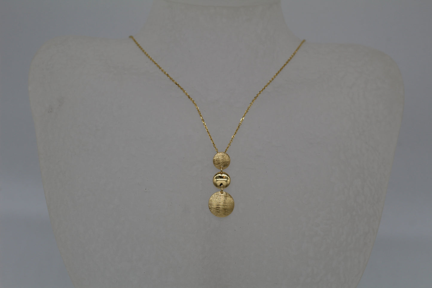 Halsband med tre cirklar