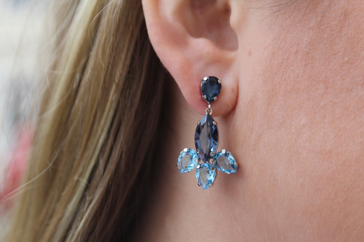 Earrings with blue colored stones