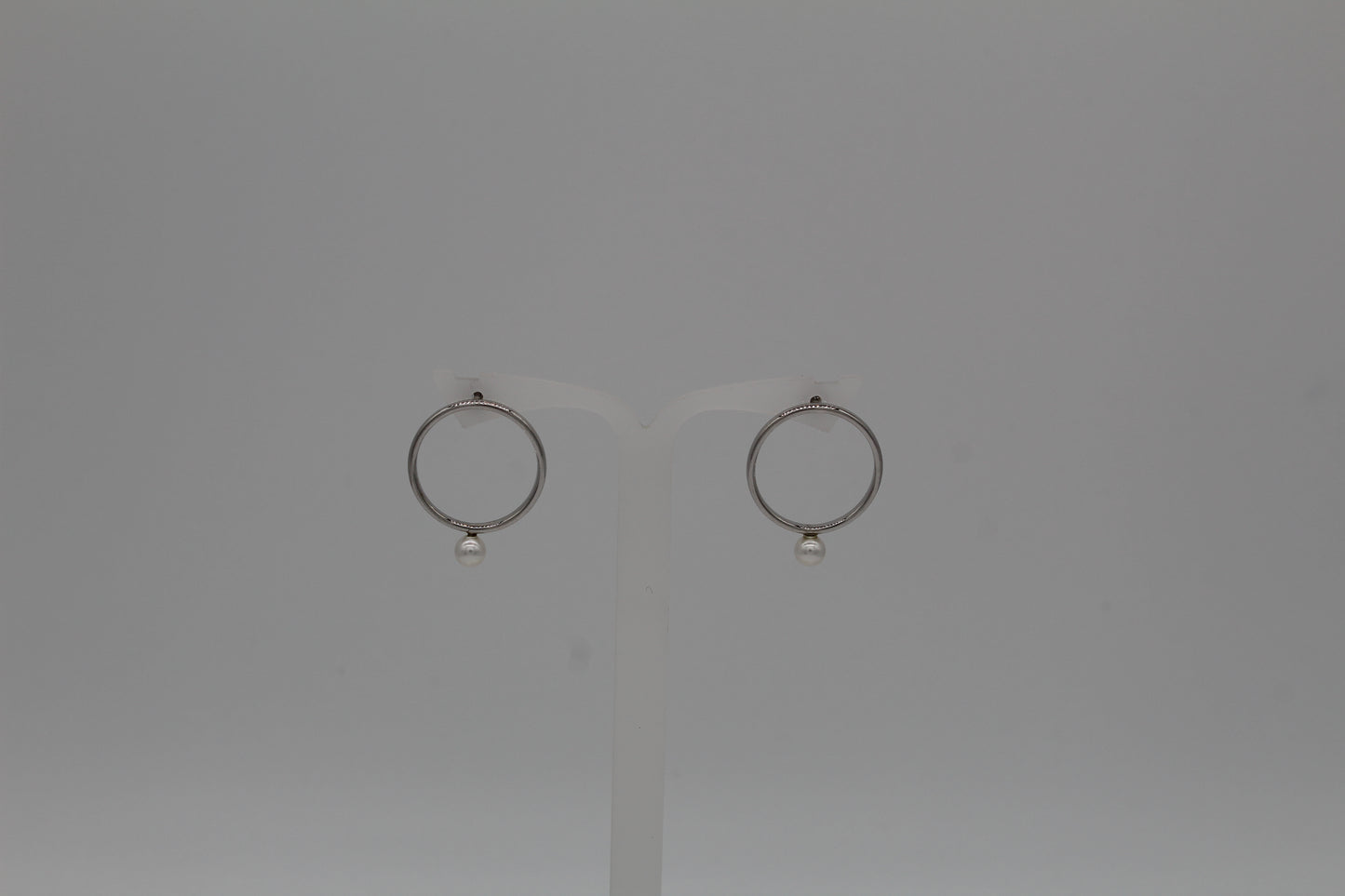 Earring circle with pearl