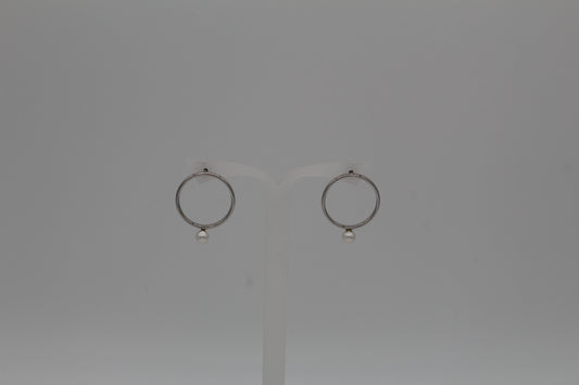 Earring circle with pearl