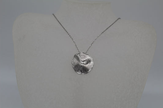 Necklace hammered circle