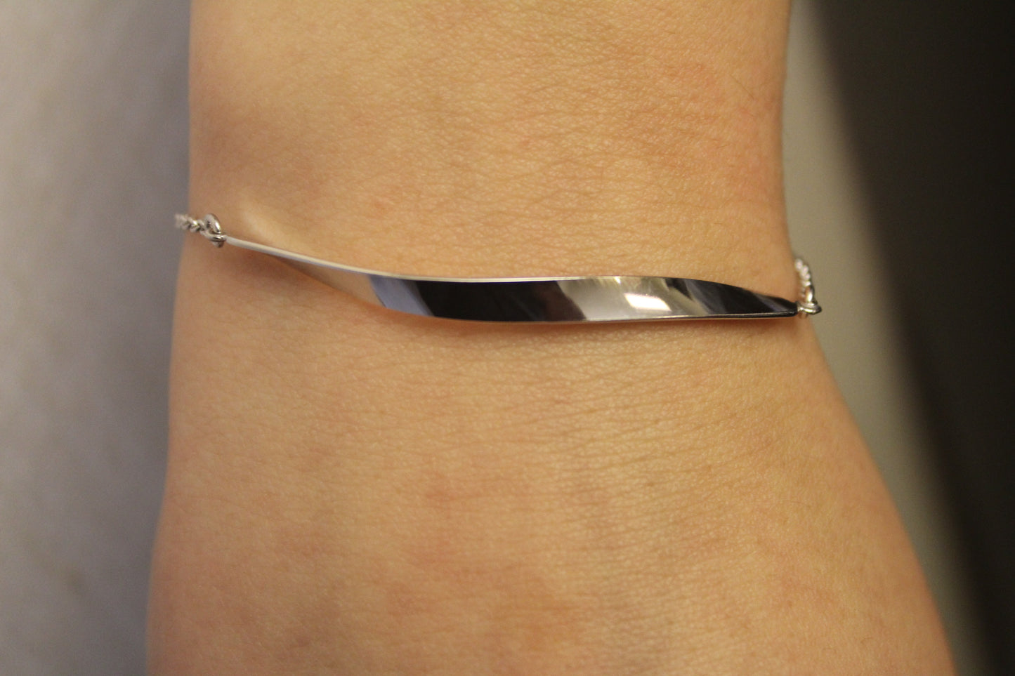 Bracelet with small twirl