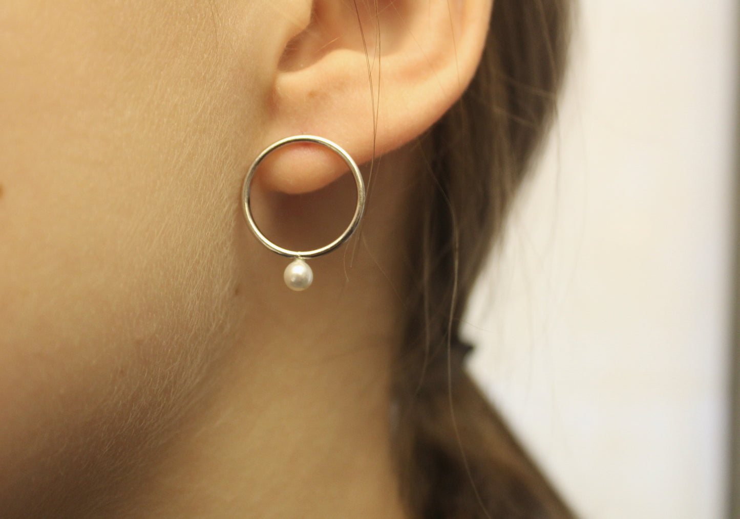 Earring circle with pearl