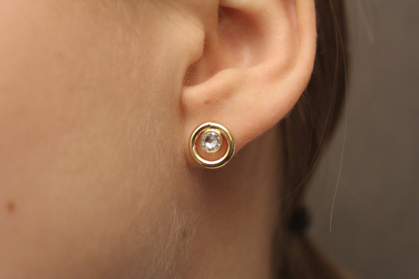 Earring circle with stone