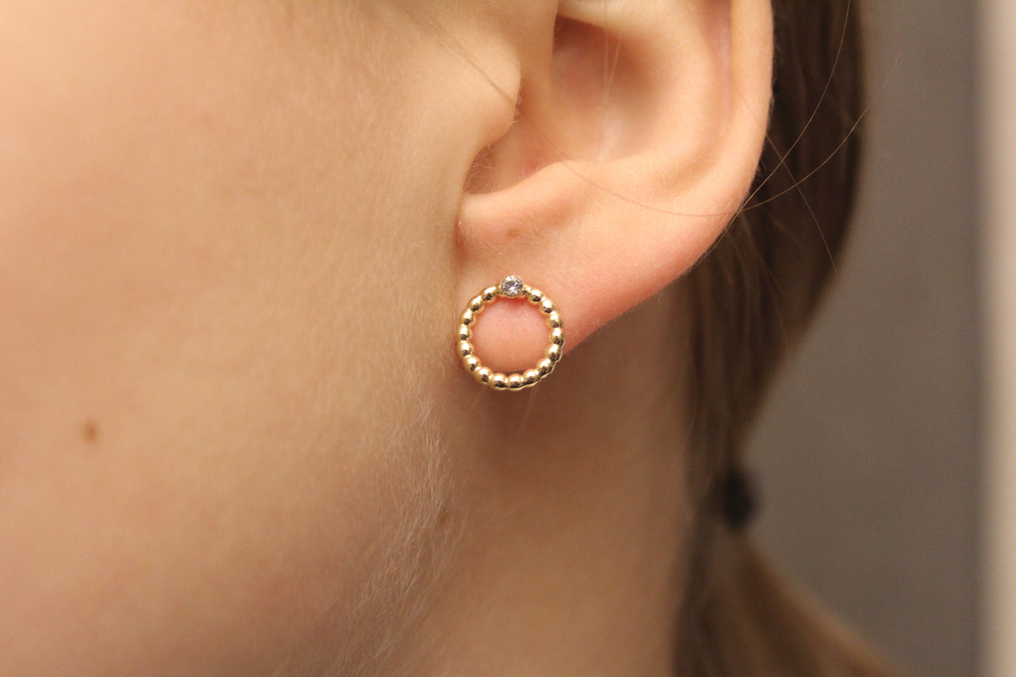 Earrings circle with small stone